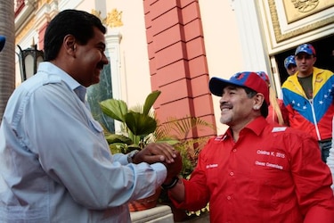 Maradona visita la tumba de Chávez y pide votar por Maduro