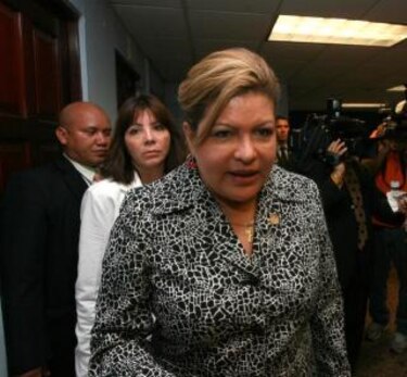 Ministra Cortés se va de vacaciones en tiempo de campaña