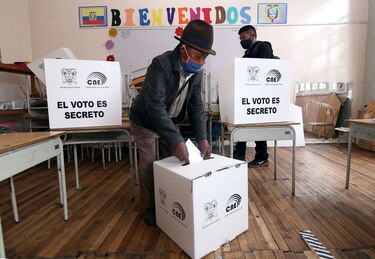 Ecuador define en las urnas ajustado duelo presidencial entre la izquierda y la derecha
