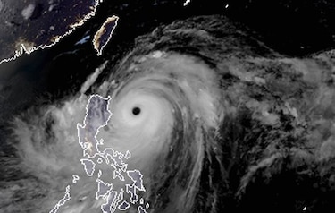 Tifón Mangkhut barre Filipinas con lluvias torrenciales
