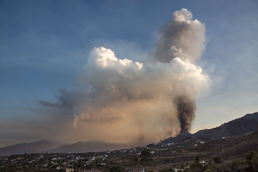 Reabren aeropuerto canario de La Palma, pero los vuelos siguen suspendidos