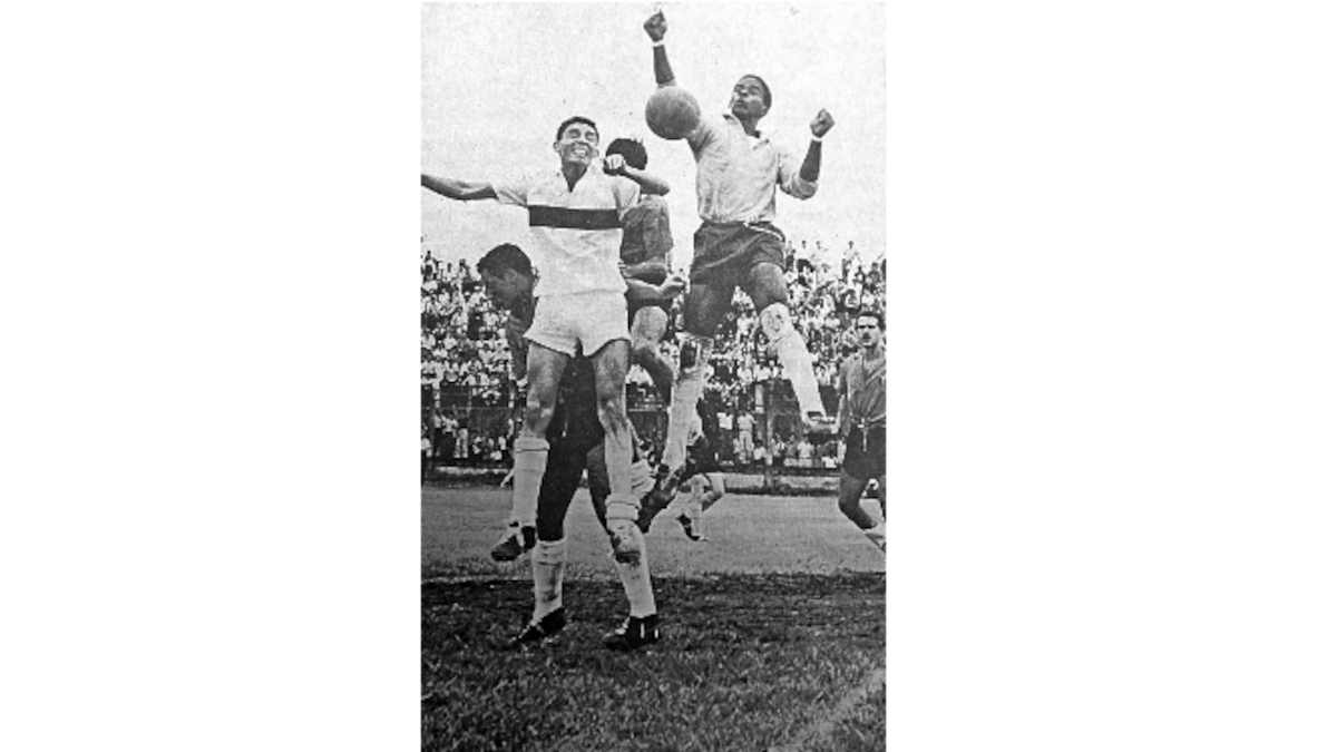 Roberto Tyrrel (Der.) salta para despejar un balón en una foto histórica en el fútbol costarricense. CORTESÍA