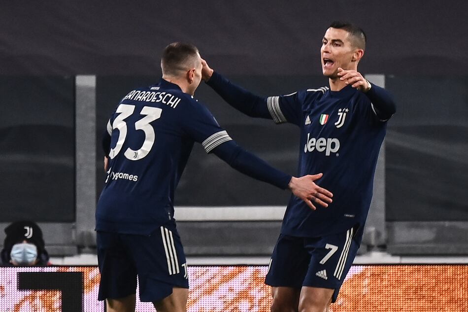 Juventus sufre para ganar 3-1 a Sassuolo, pero se acerca al podio