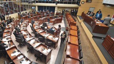Contraloría enfrenta a la Asamblea Nacional por contratos