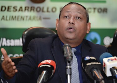 Diputado Pineda dice que entrega jamones desde hace 12 años