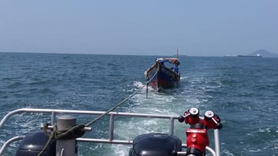 Bomberos reportan incendio en embarcación de pesca cerca de la isla Flamenco