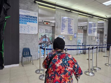 Reparaciones temporales y largas esperas: el calvario por los ascensores del Complejo