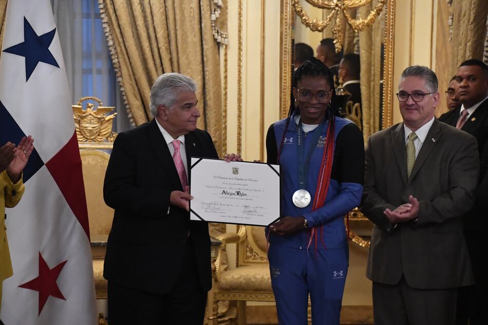 Atheyna Bylon recibe la Orden Honor al mérito Cultural y Deportivo luego de su participación en los Juegos Olímpicos