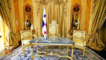 Un palacio con las puertas abiertas