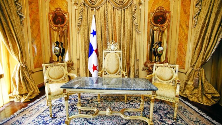 Un palacio con las puertas abiertas