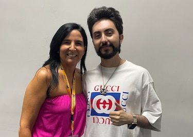 Un youtuber y niños entre libros