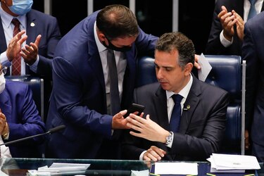 Aliado de Bolsonaro elegido líder del Senado; otro es favorito para la Cámara