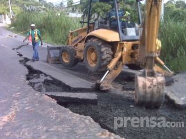 Paso de equipo pesado influyó en colapso de vía: MOP