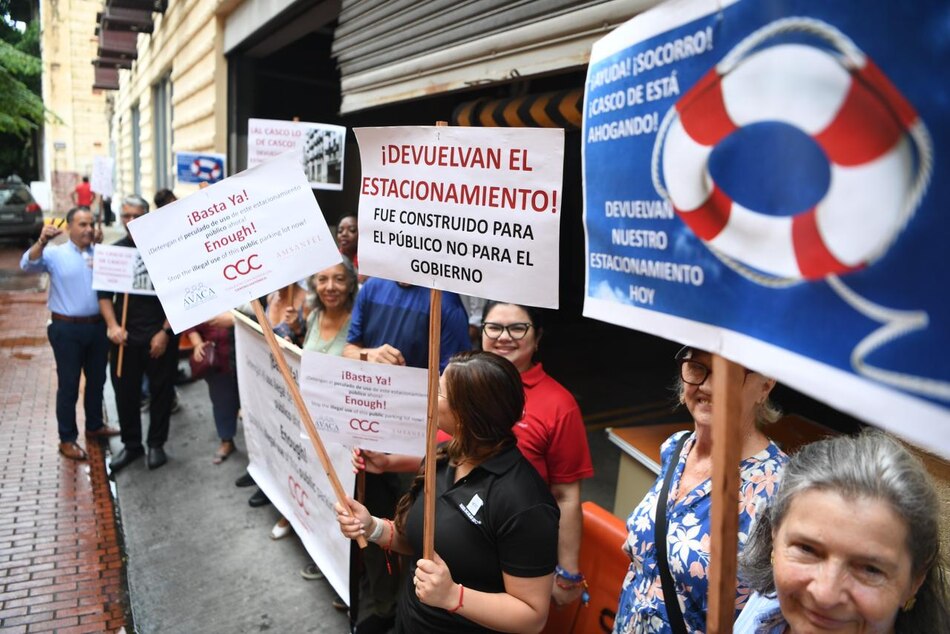 Vecinos del Casco Antiguo exigen la liberación de estacionamientos públicos ocupados por el Gobierno