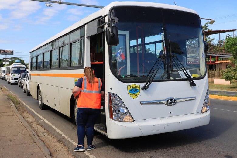 Contraloría detecta irregularidades en 153 vehículos del Estado durante el Desfile de las Mil Polleras