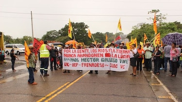 Indígenas y campesinos bloquean la Interamericana en protesta por hidroeléctricas