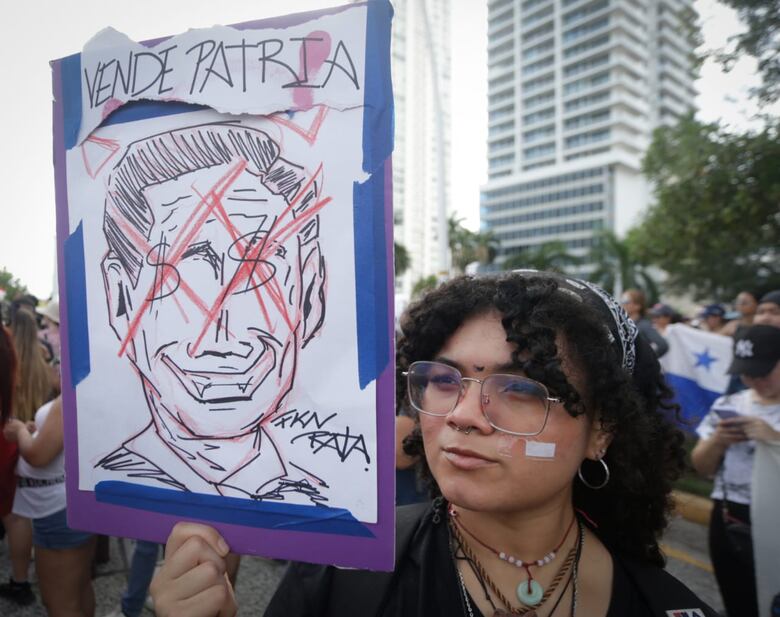 ‘Abajo el contrato minero’ piden los ciudadanos en una protesta en la cinta costera 