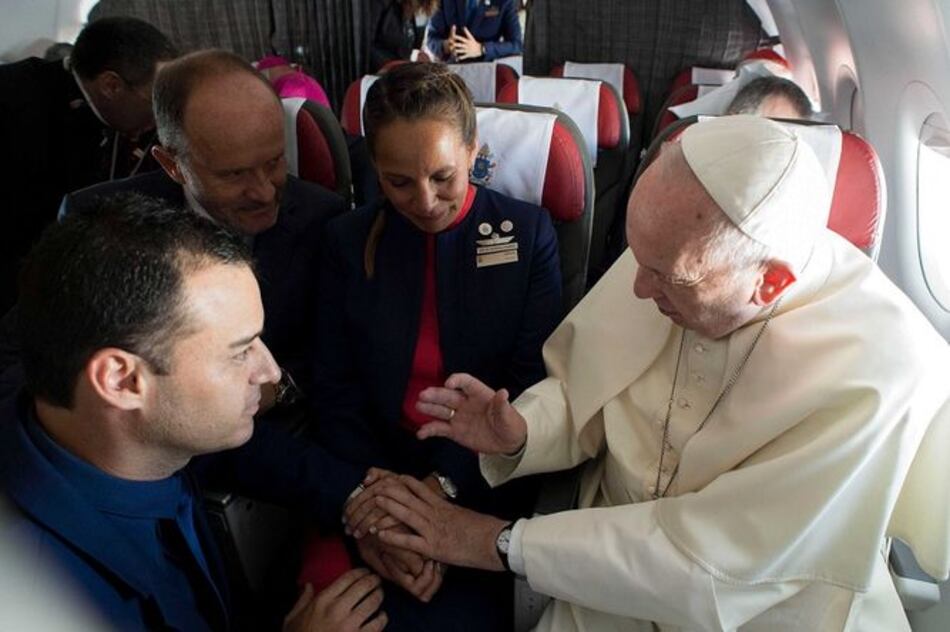 Francisco celebra el primer matrimonio a bordo del avión papal