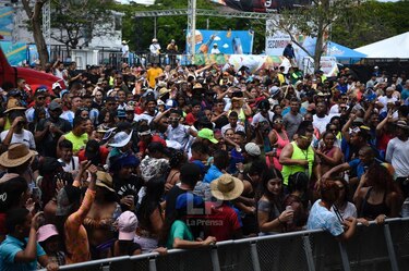 Agua, música y diversión en el primer día de culecos en la cinta costera