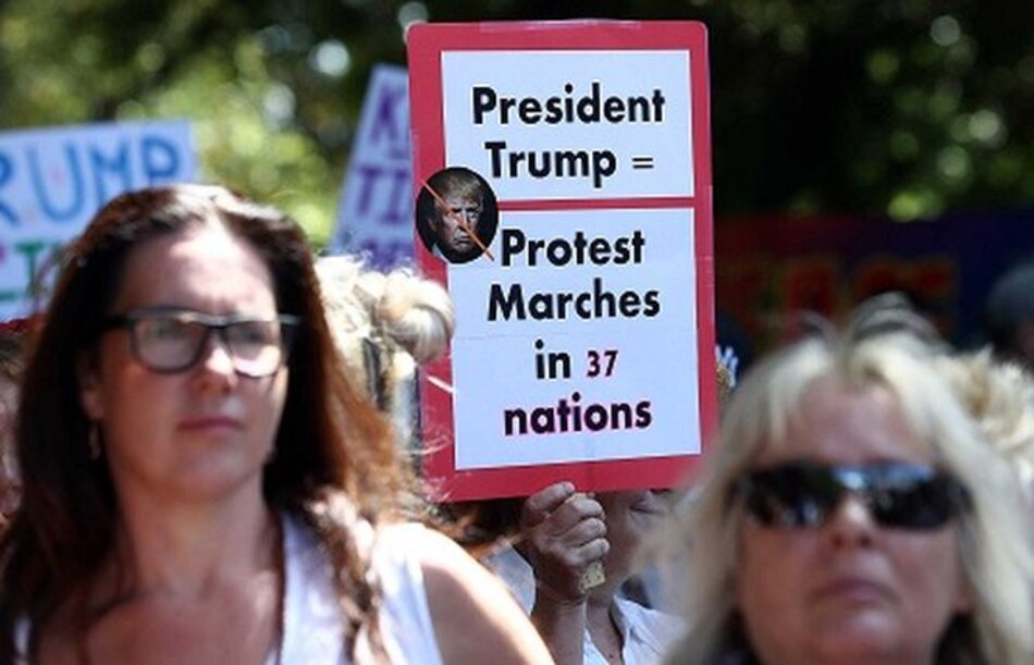 Trump enfrenta masiva protesta tras apenas una noche en la Casa Blanca