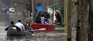 Tres muertos y 20 mil evacuados por inundaciones; Gobierno duplica ayuda