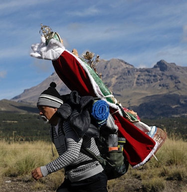 Peregrinos desbordan su fe en la Virgen caminando por las carreteras de México