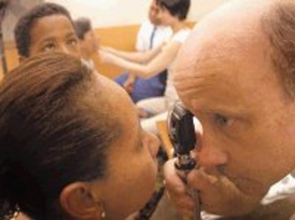 Familias pobres reciben atención ocular