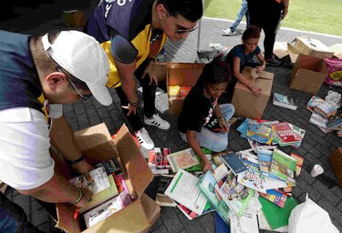 Librotón: Decenas de personas llevan textos a la cinta costera
