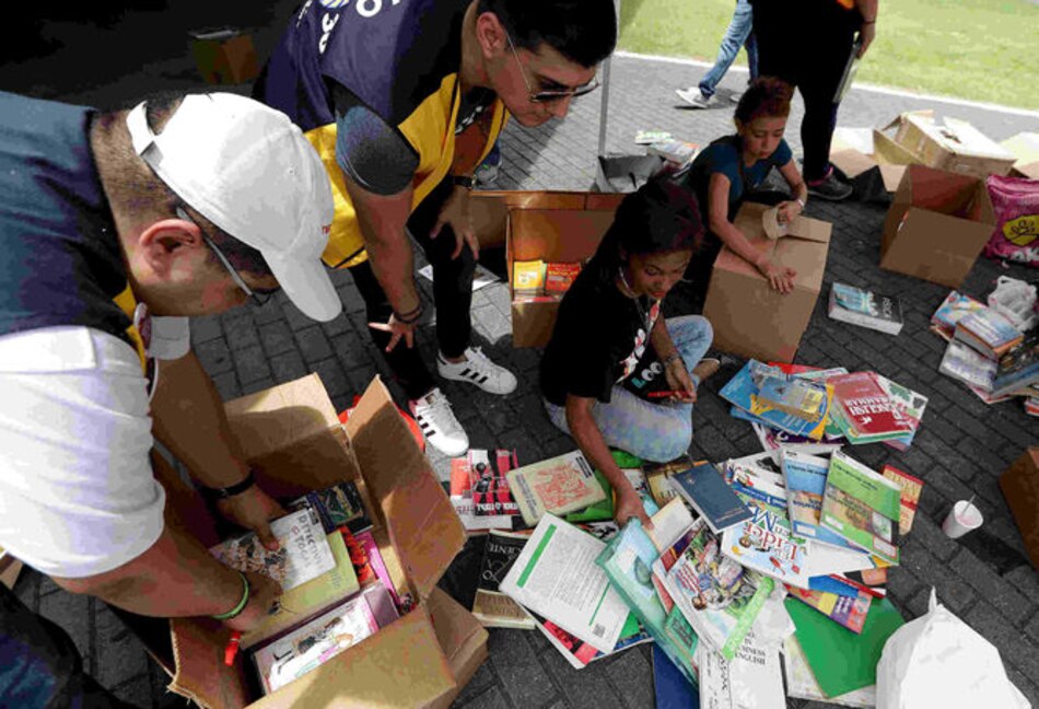 Librotón: Decenas de personas llevan textos a la cinta costera