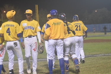 Herrera y Los Santos salen a la carretera con ventaja de 2-0 en sus respectivas series