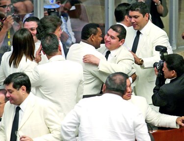 Diputados de CD y del PRD avalan a De León