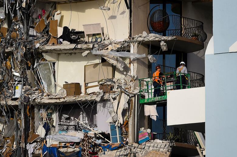Miami: familiares expresan frustración por lenta operación de búsqueda en edificio colapsado