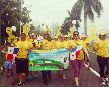 Decenas de personas marchan en la cinta costera por el día Internacional de la Endometriosis