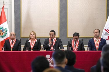 El jurado electoral de Perú proclama segunda vuelta presidencial entre Fujimori y Sánchez