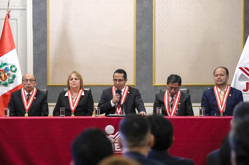El jurado electoral de Perú proclama segunda vuelta presidencial entre Fujimori y Sánchez