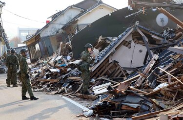 Sube la cifra de muertos por sismo en Japón