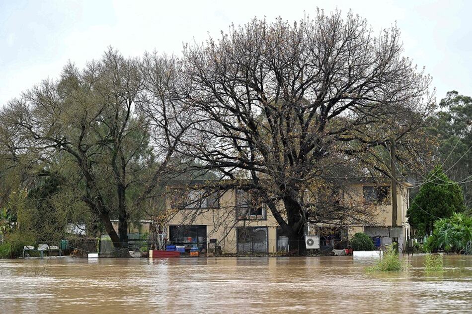 Miles más huyen mientras las inundaciones en Sídney avanzan al norte