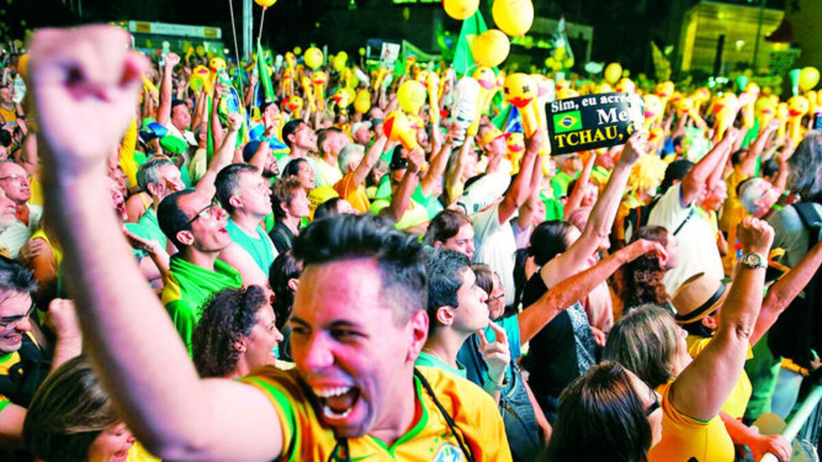 Manifestantes opositores de la presidenta Rousseff corean consignas a favor del juicio político contra la mandataria. ‘Chao, querida’, rezan algunas pancartas.