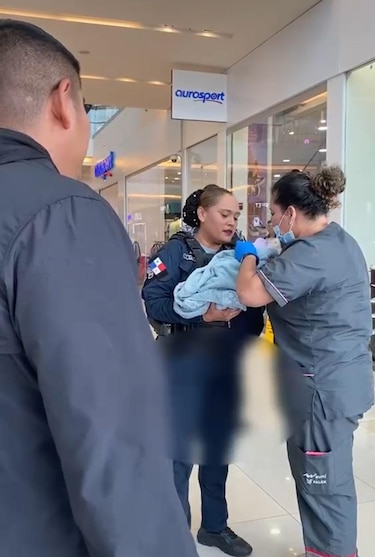 Mujer da a luz en un pasillo del centro comercial Metromall y es asistida por policías