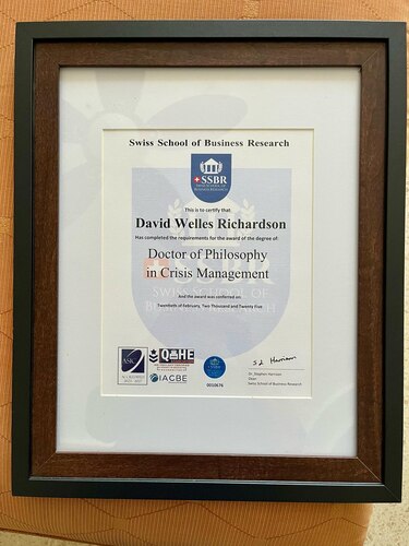 El escritor panameño David Richardson recibe doctorado por su aporte a la historiografía de la Segunda Guerra Mundial