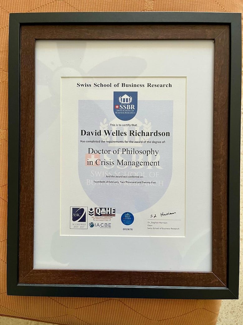 El escritor panameño David Richardson recibe doctorado por su aporte a la historiografía de la Segunda Guerra Mundial