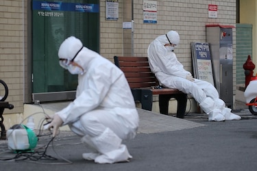 China registra 2,592 muertes por coronavirus; en Corea del Sur e Irán aumentan las víctimas fatales