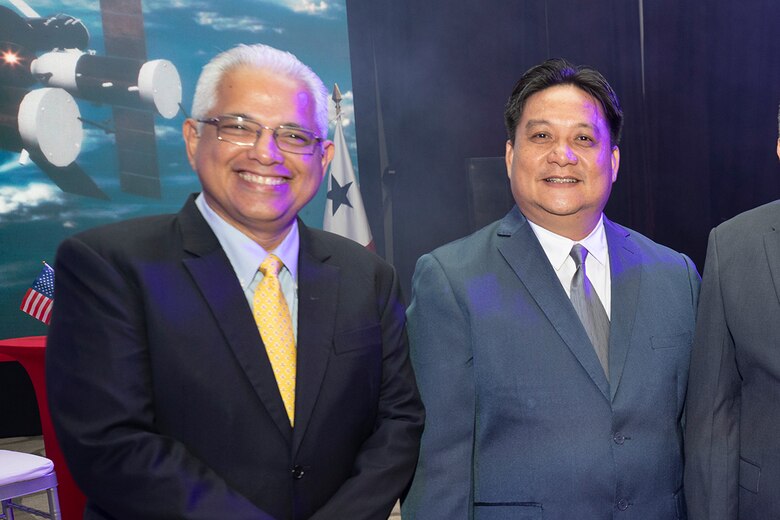 ¿Quiénes asistieron a la fiesta de la embajada de Estados Unidos?