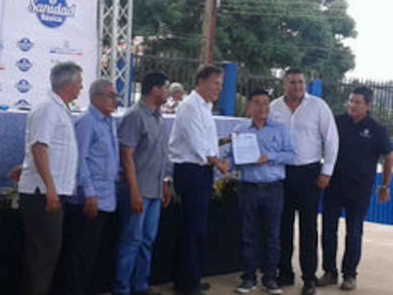 Presidente entrega órdenes de proceder para construcción de baños sanitarios