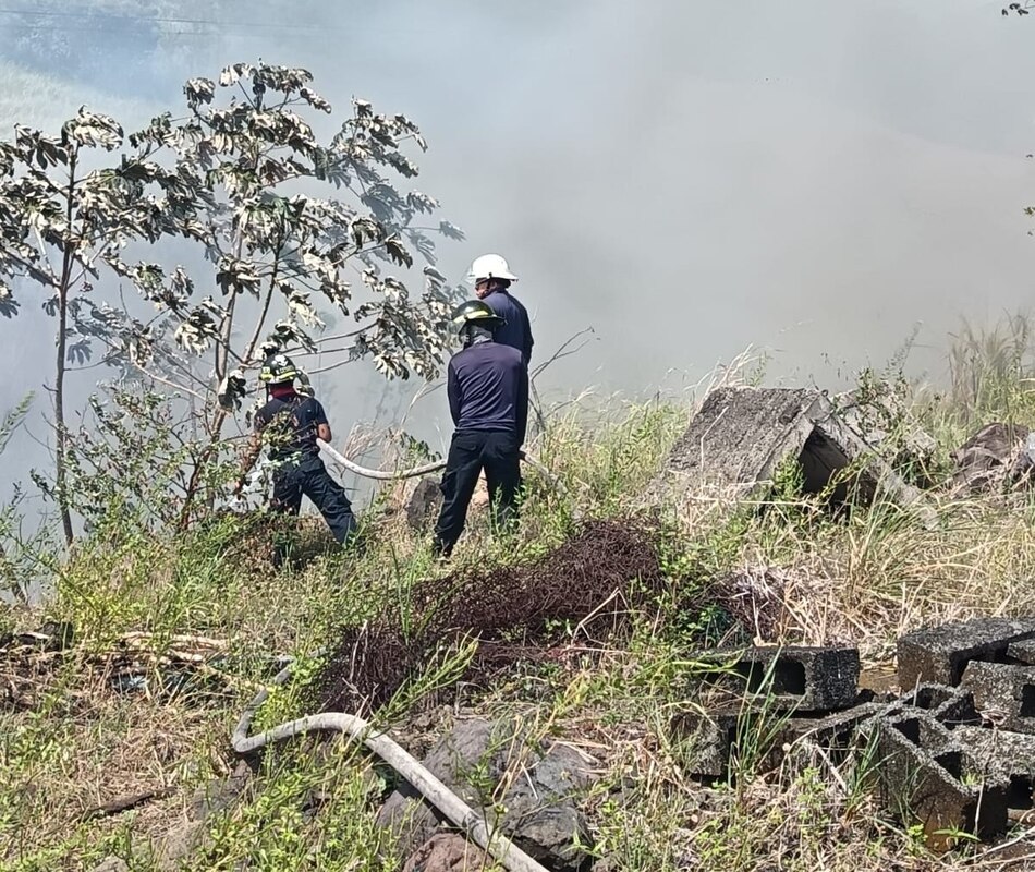 Tras cinco horas de trabajo Bomberos controlan incendio de herbazal cerca de cerro Patacón