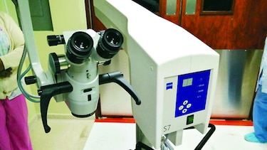 CSS adquiere nuevo microscopio para operar cataratas