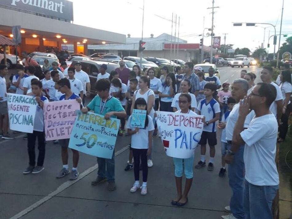 Atletas marchan para exigir reapertura de piscina en Chitré