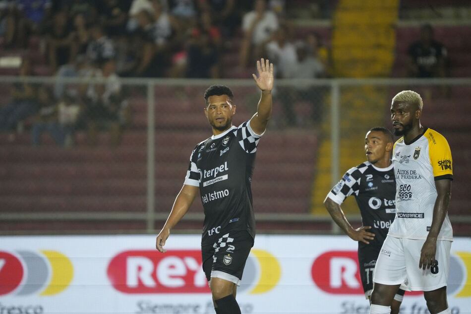 Rolando Blackburn cambia de equipo y jugará con Herrera