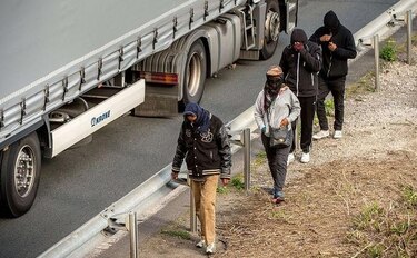 Cameron dice que protegerá al Reino Unido de la 'plaga' de inmigrantes