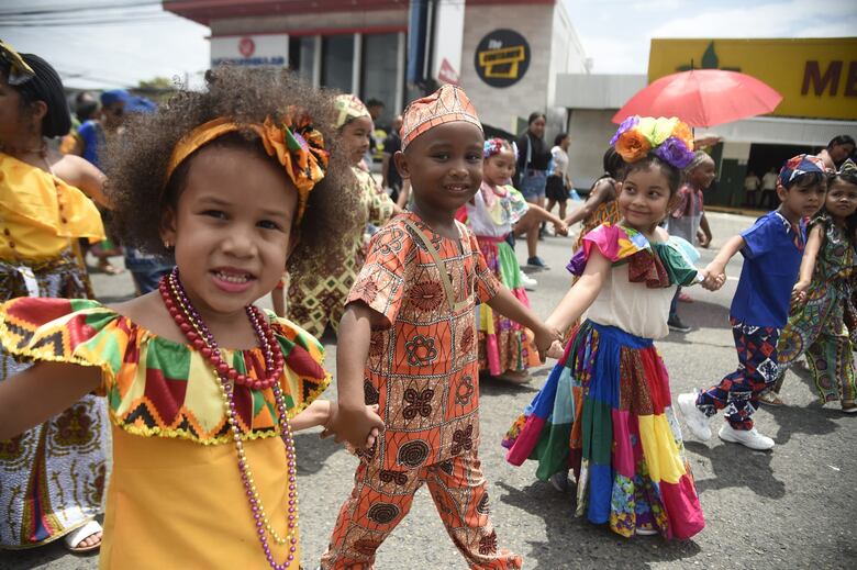 Desfile de la etnia negra en Río Abajo: cultura y tradición en las calles